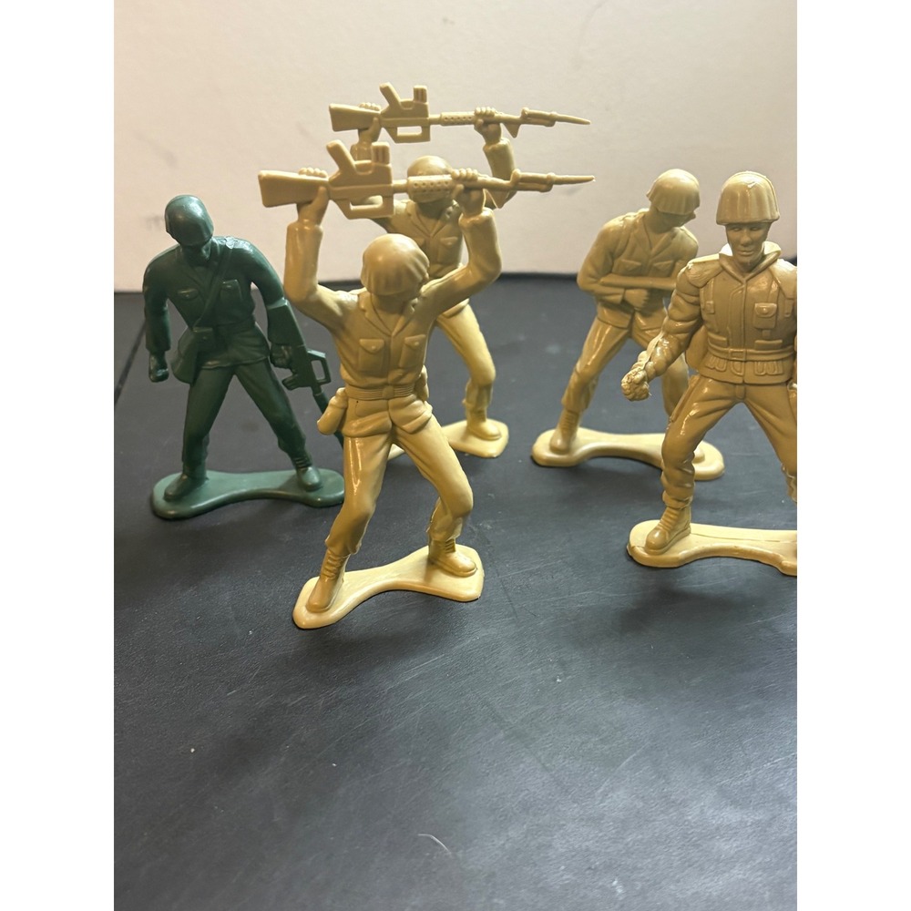Vintage Plastic Army Men Action Figures Tan and Green Military Toy Soldiers 5pc